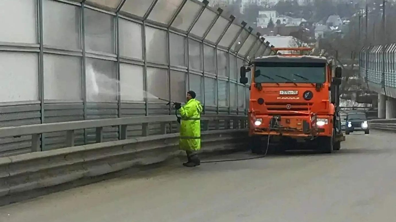 В Пензе приступили к мойке шумовых экранов