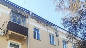 Угроза сверху: с крыши дома на ул. Октябрьской упали куски кирпичей