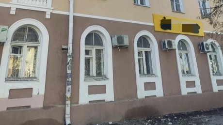 Угроза сверху: с крыши дома на ул. Октябрьской упали куски кирпичей