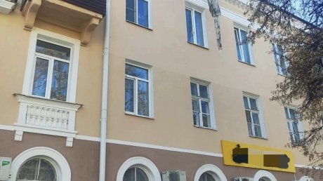 Угроза сверху: с крыши дома на ул. Октябрьской упали куски кирпичей
