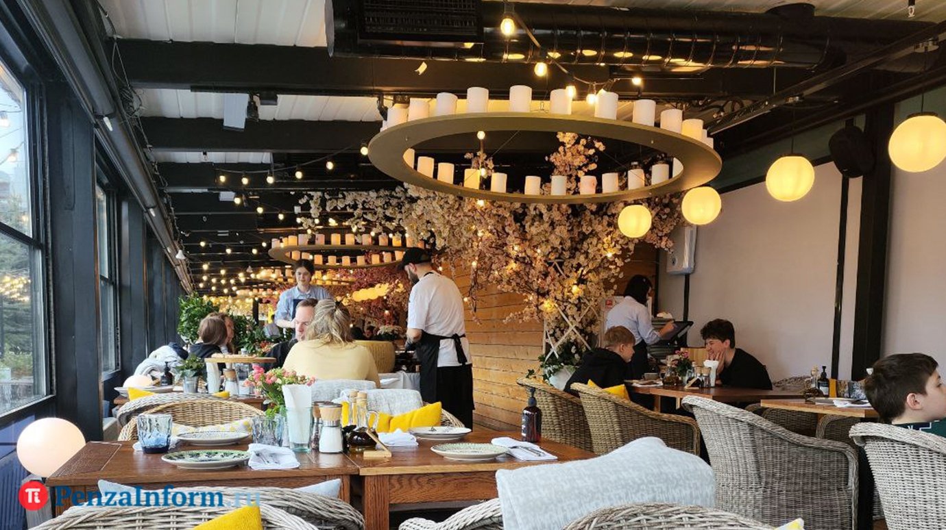 Россияне стали чаще оставлять чаевые в кафе и барах