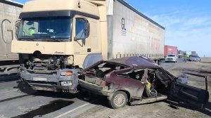 В Пензенском районе столкнулись ВАЗ и фура, погиб 1 человек