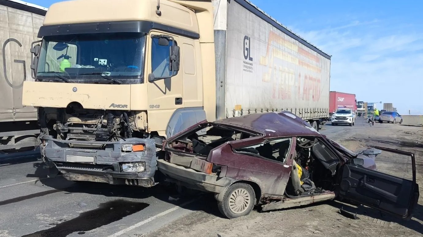 В Пензенском районе столкнулись ВАЗ и фура, погиб 1 человек