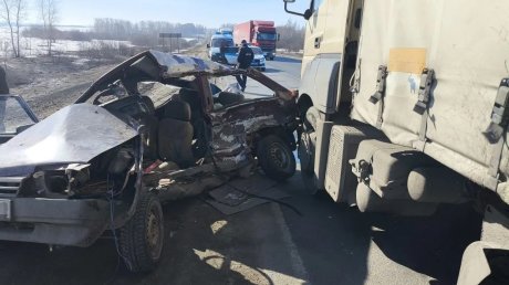 В Пензенском районе столкнулись ВАЗ и фура, погиб 1 человек