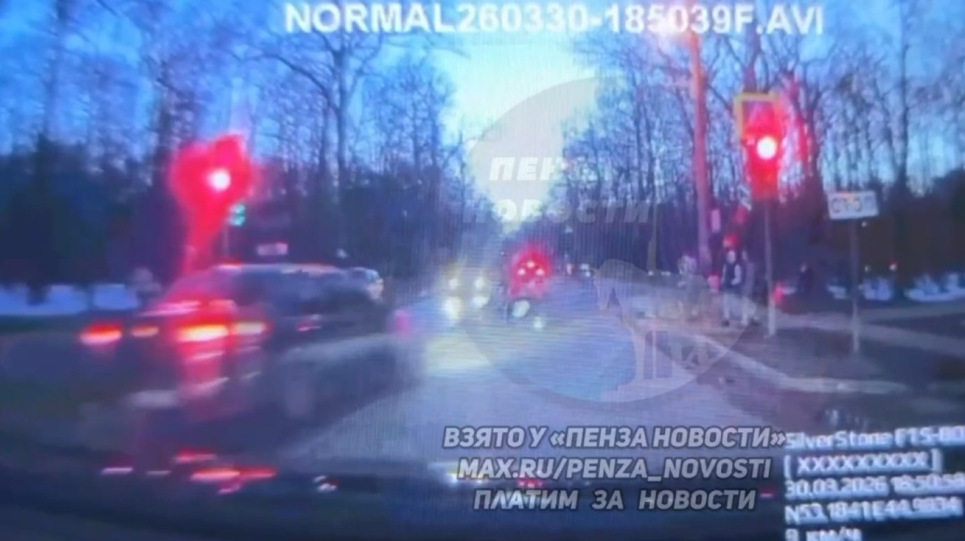 На видео попал момент наезда на курьера на ул. Лермонтова
