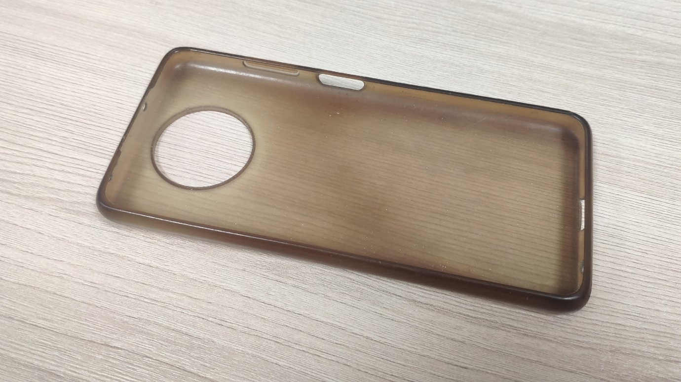 Названа причина желтения чехлов для смартфонов