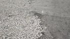 Щебнем - в лобовое стекло. Кто ответит за порчу авто на весенней дороге