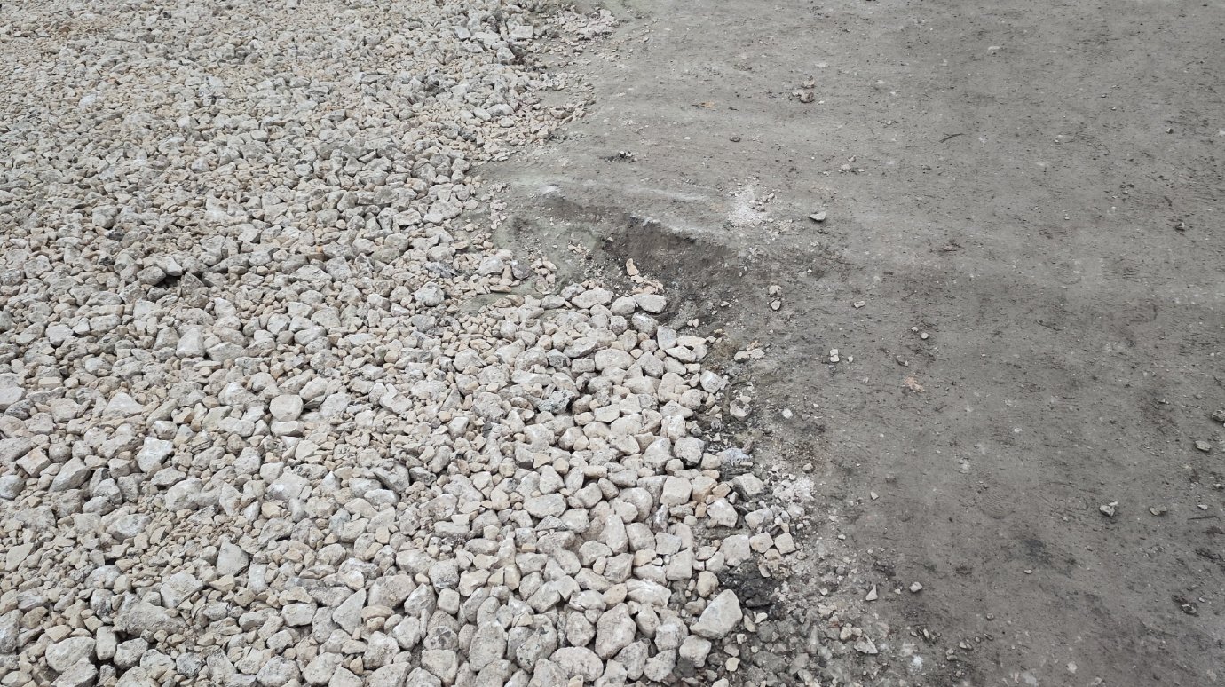 Щебнем - в лобовое стекло. Кто ответит за порчу авто на весенней дороге