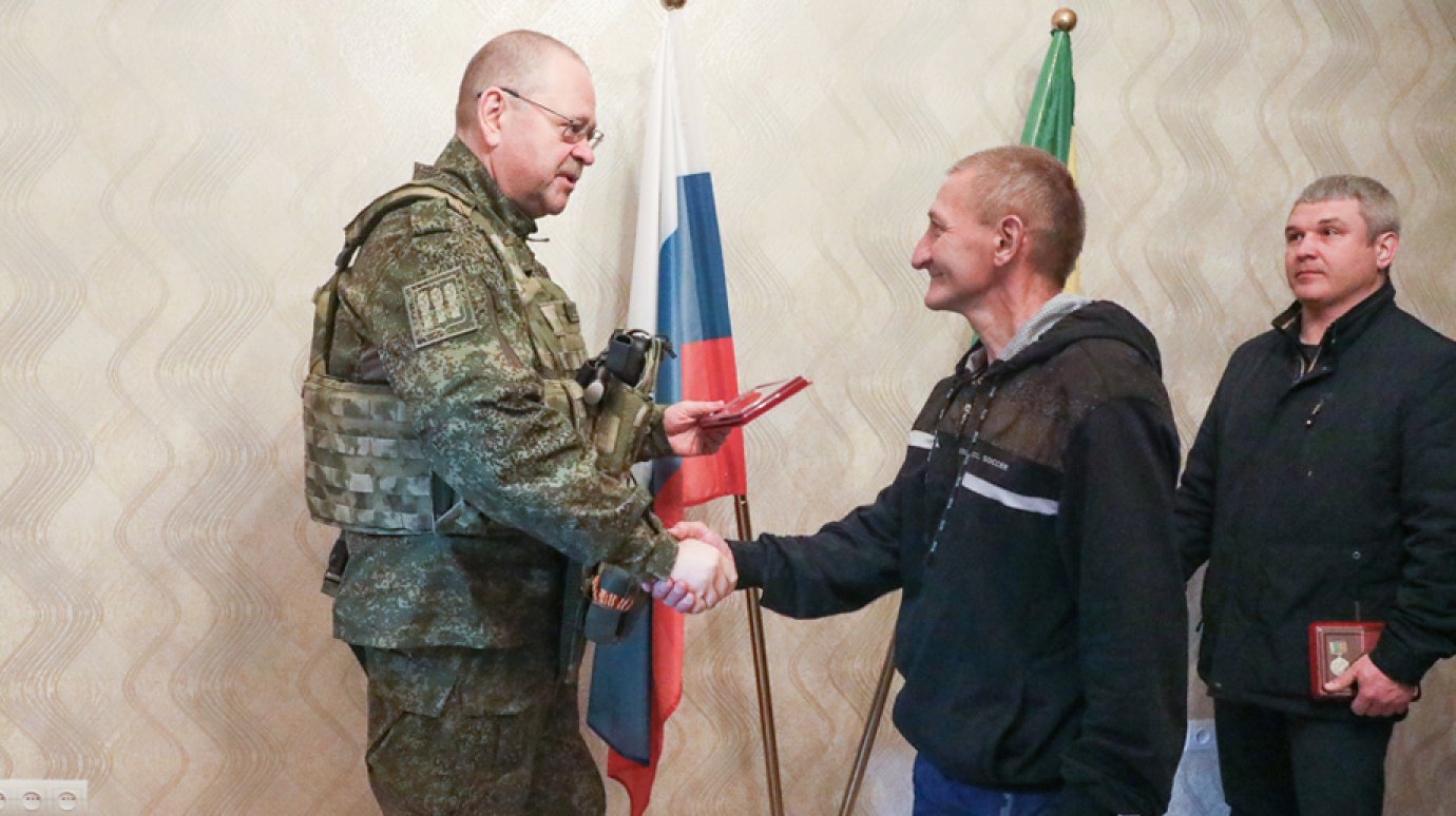 Губернатор наградил пензенцев, работающих в Запорожской области