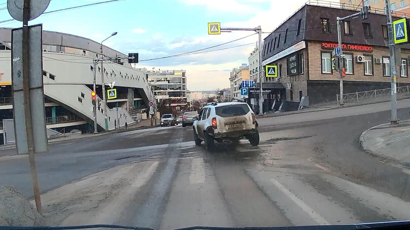 Водитель Renault нарушил правила на Кураева - Володарского
