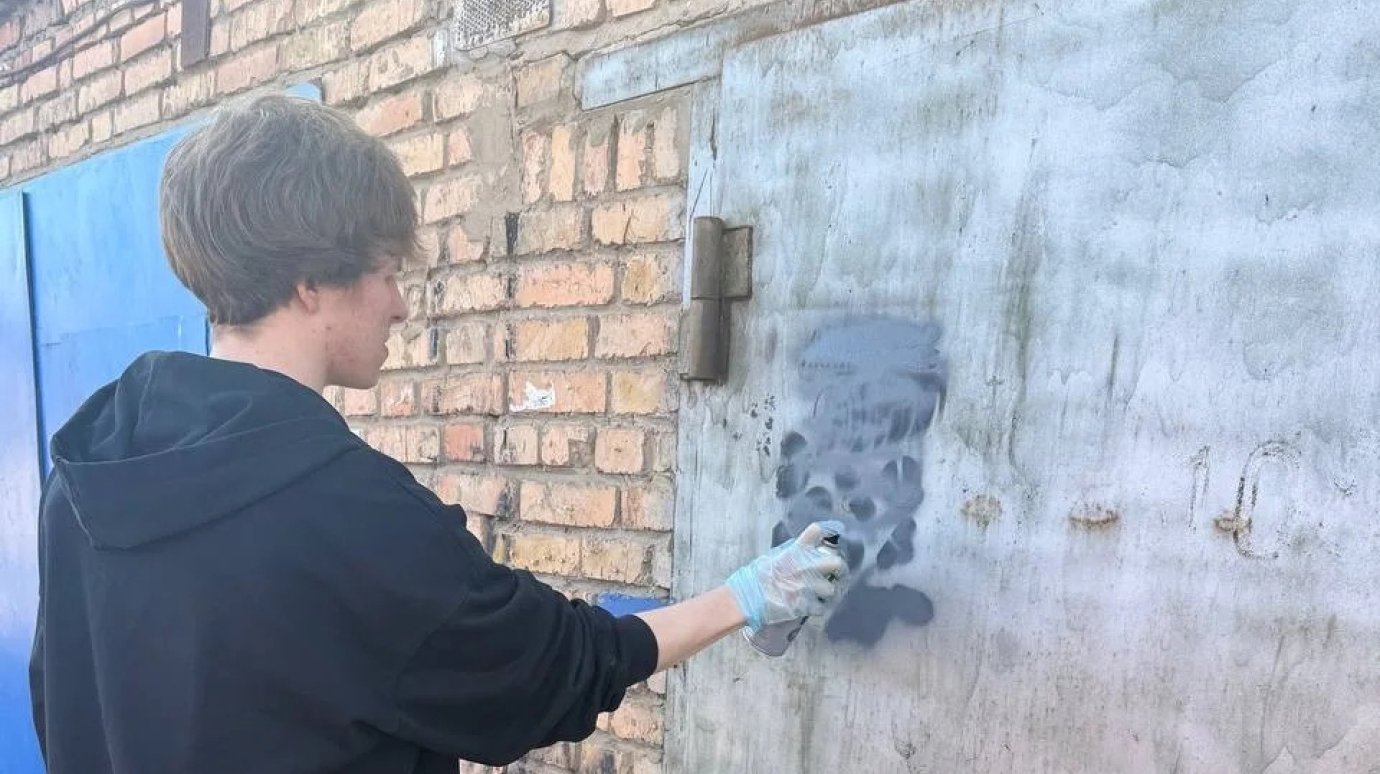 В Пензе школьники закрасили десятки пронаркотических надписей