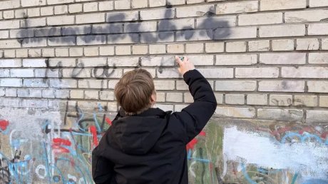 В Пензе школьники закрасили десятки пронаркотических надписей