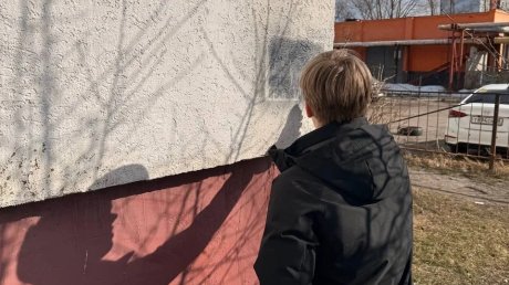 В Пензе школьники закрасили десятки пронаркотических надписей