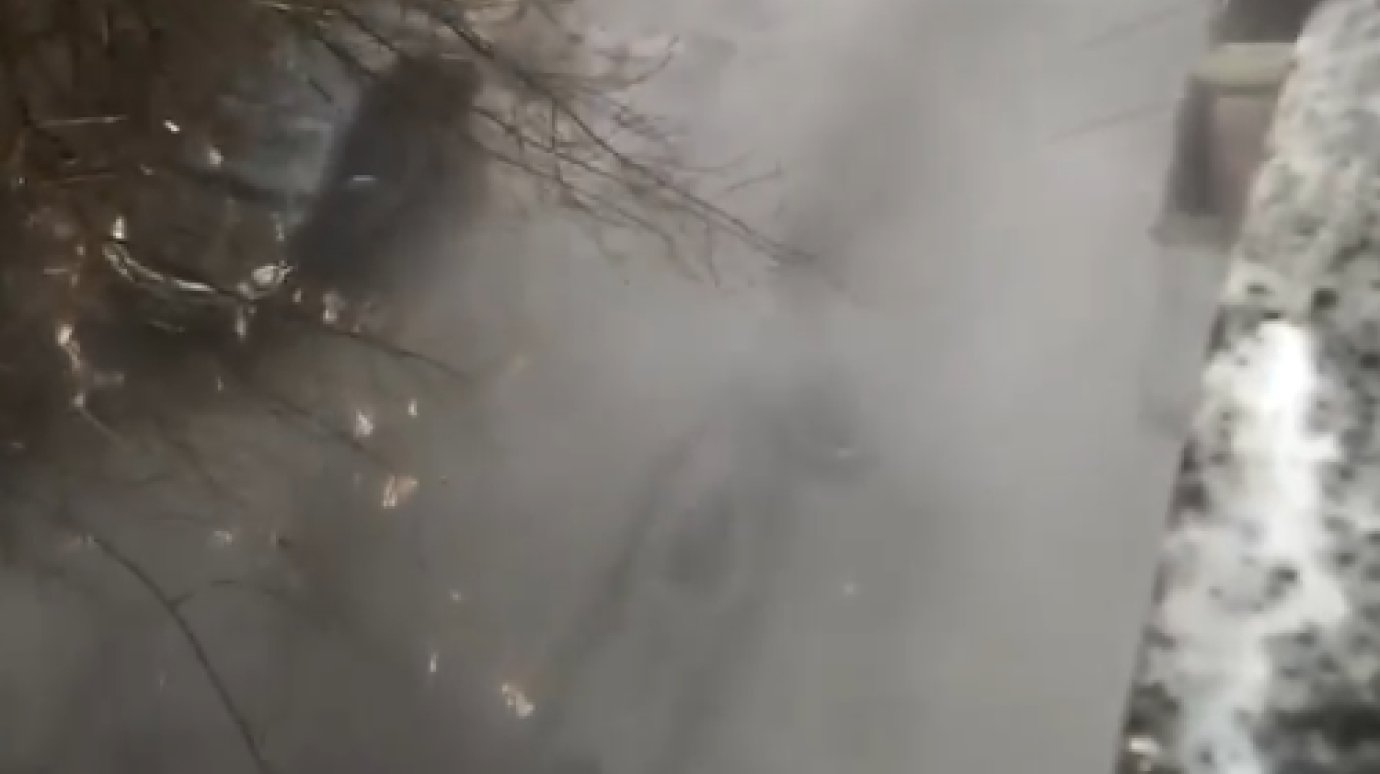 Двор у дома в Заводском районе залило кипятком