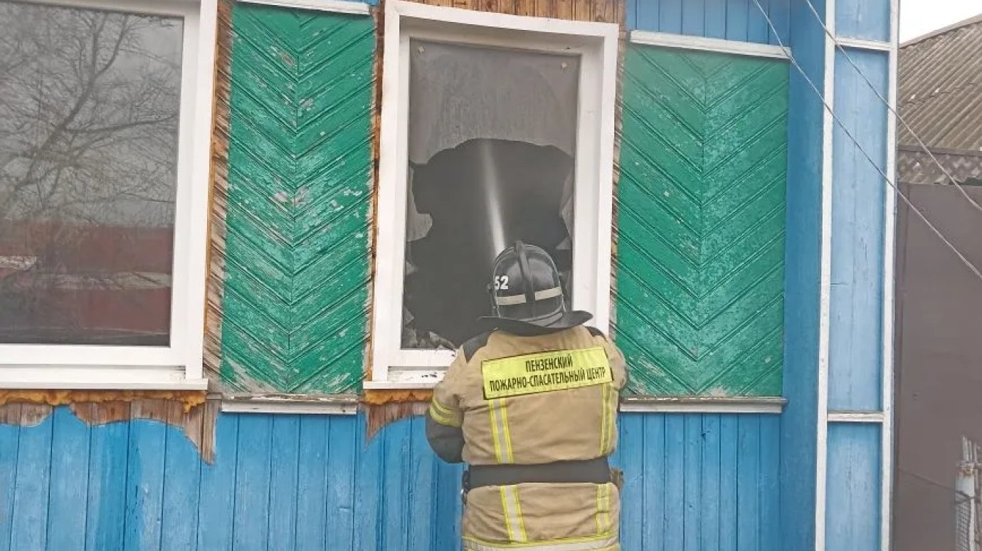 В селе Чаадаевка загорелся деревянный жилой дом