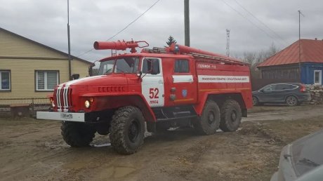 В селе Чаадаевка загорелся деревянный жилой дом