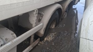 На улице Долгорукова мусоровоз провалился в яму