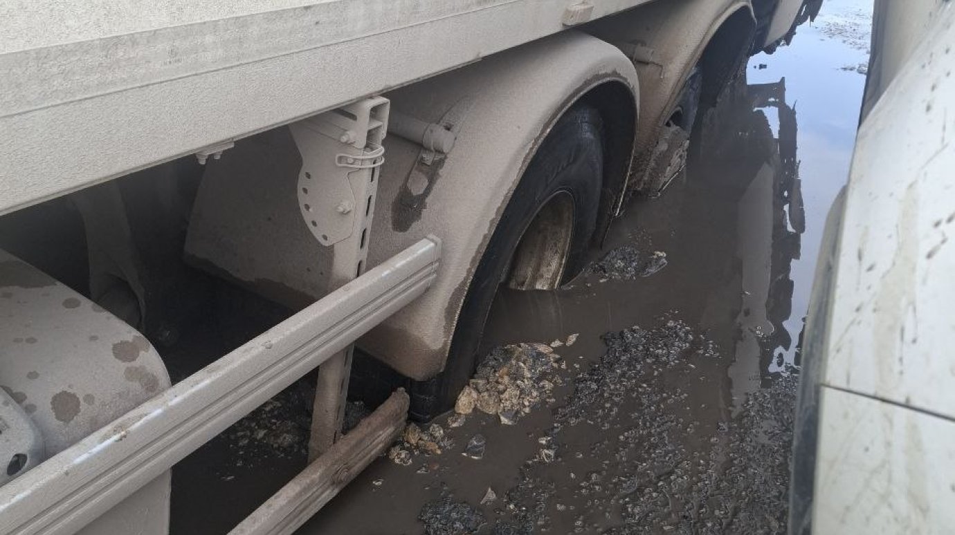 На улице Долгорукова мусоровоз провалился в яму