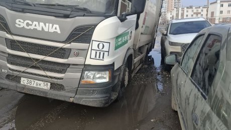 На улице Долгорукова мусоровоз провалился в яму