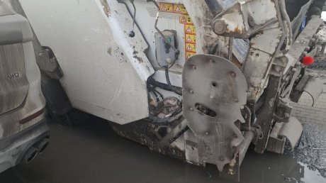 На улице Долгорукова мусоровоз провалился в яму