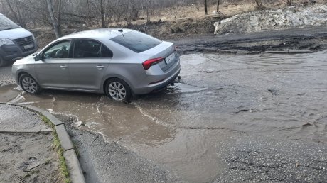 На улице Долгорукова мусоровоз провалился в яму