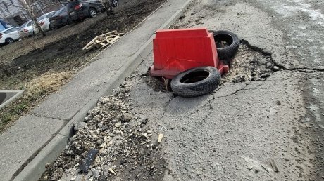 На улице Долгорукова мусоровоз провалился в яму