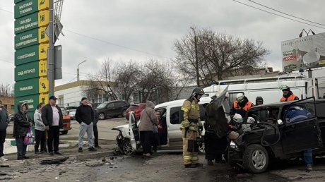 На улице Окружной два автомобиля попали в серьезное ДТП