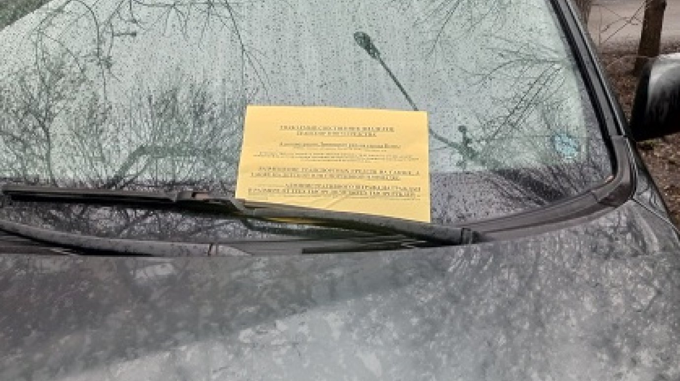 В Ленинском районе сфотографировали автомобили на газонах