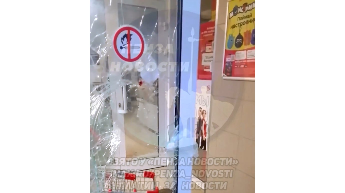 Молодой пензенец разнес вход в магазин на Шуисте