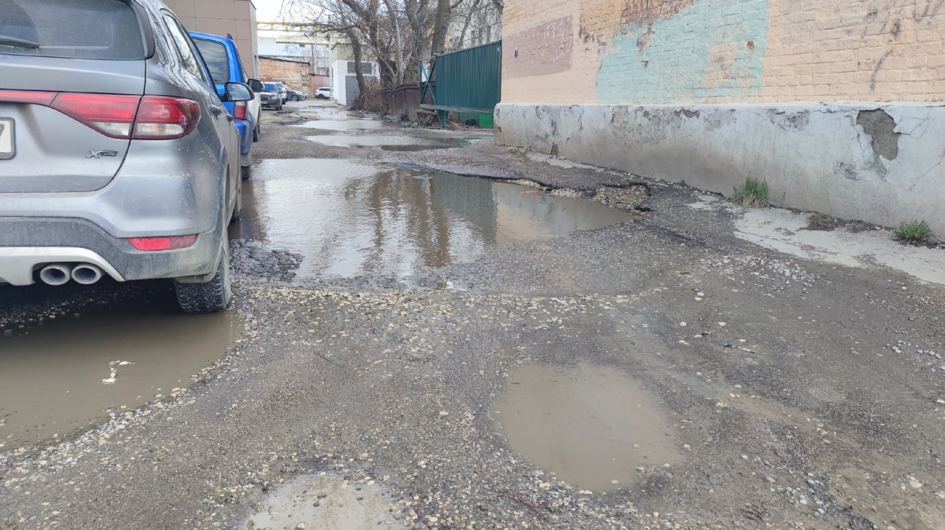 Можно утонуть: на ул. Володарского проезду мешают огромные ямы