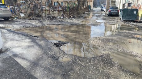 Можно утонуть: на ул. Володарского проезду мешают огромные ямы