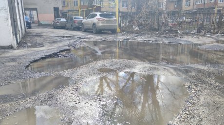 Можно утонуть: на ул. Володарского проезду мешают огромные ямы