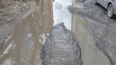 Можно утонуть: на ул. Володарского проезду мешают огромные ямы