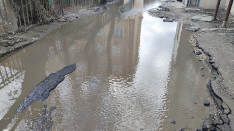 Можно утонуть: на ул. Володарского проезду мешают огромные ямы