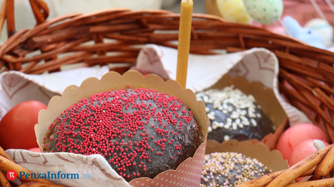 Почему на Пасху пекут кулич и красят яйца?