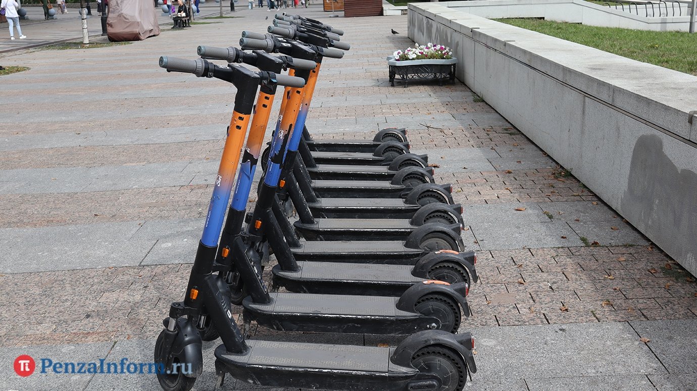 В России призвали поднять штраф для любителей кататься на самокате вдвоем