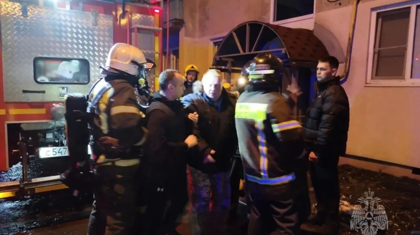 При пожаре на ул. Островского спасли 10 человек, один погиб