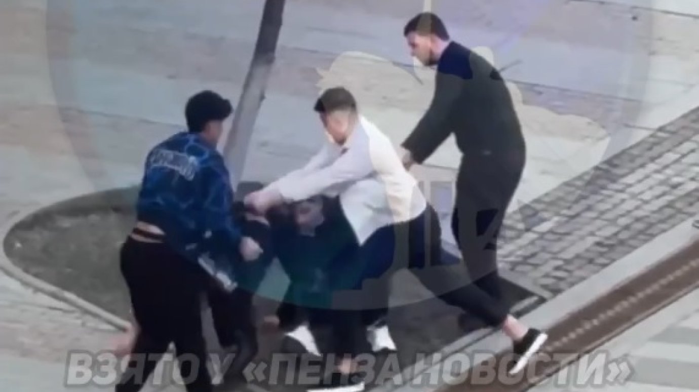 На улице Московской молодые люди подрались из-за фотосессии