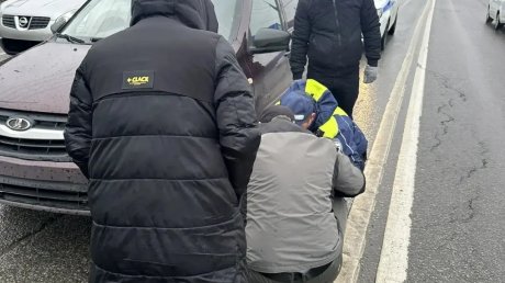 На ул. Карпинского инспекторы ДПС помогли девушке-водителю