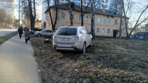 В Заводском районе водитель Mitsubishi паркуется на газоне