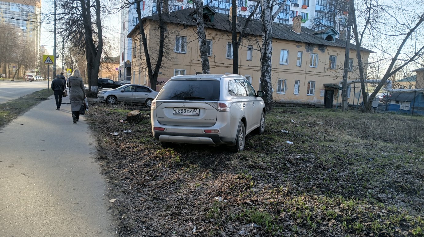В Заводском районе водитель Mitsubishi паркуется на газоне