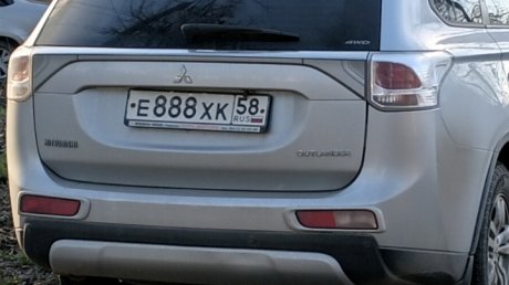 В Заводском районе водитель Mitsubishi паркуется на газоне