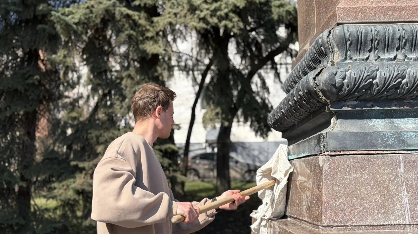 В Пензе отмыли постамент памятника Карлу Марксу