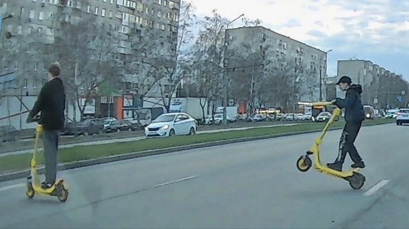 На дорогах Пензы появились подростки на электросамокатах