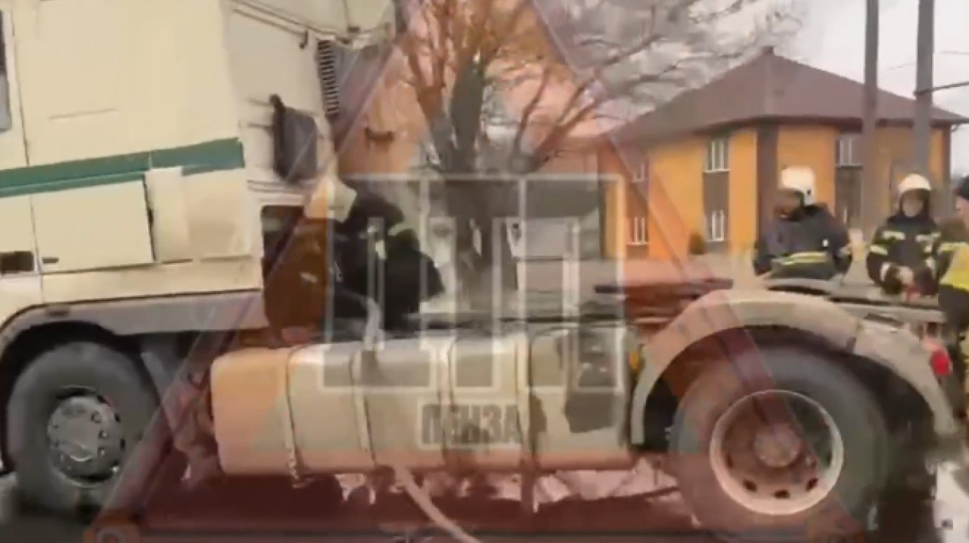 В Терновке на Осоавиахимовской на ходу загорелся грузовик