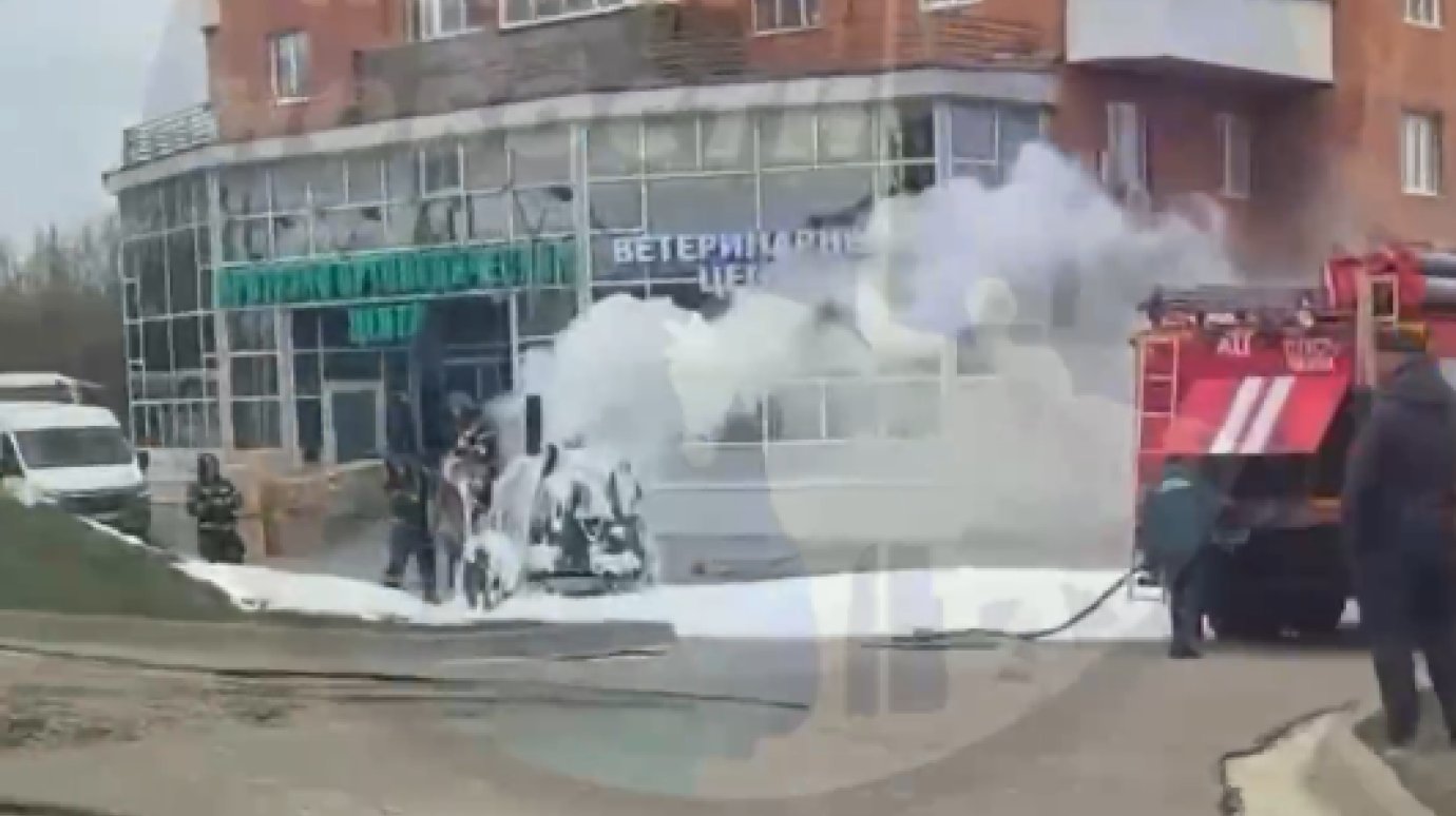 На проспекте Победы при ремонте асфальта загорелся битум