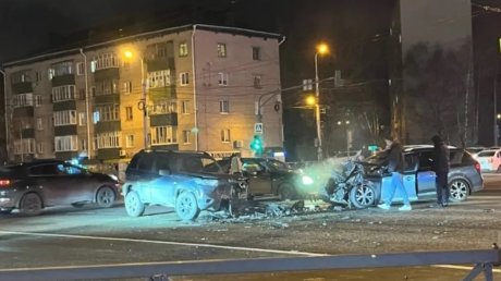 Очевидцы сообщили о жестком ДТП у ТЦ «Суворовский»