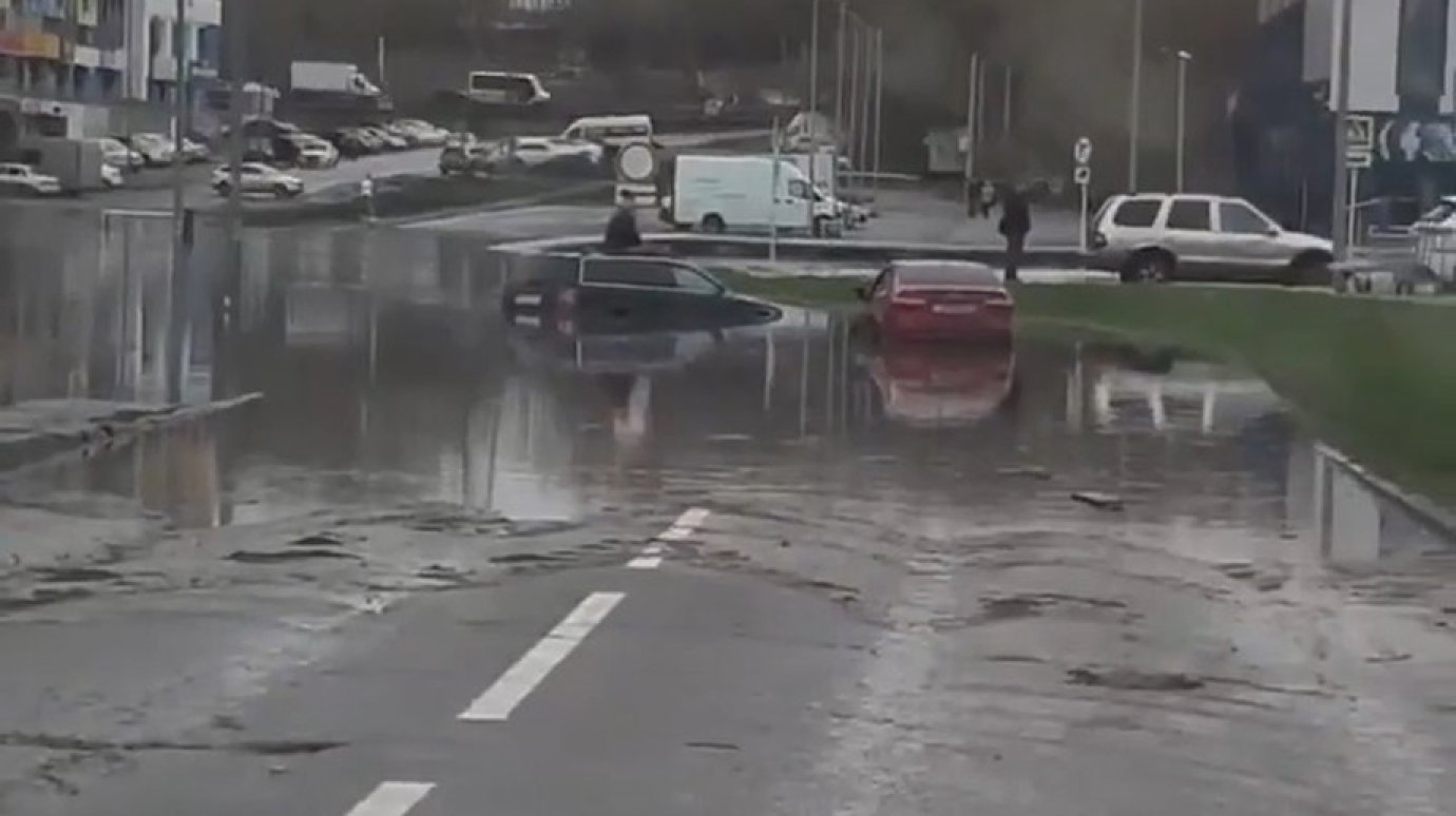 «Арбековский пролив»: пензенец ждал помощи на крыше машины