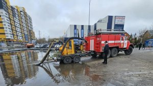 Спецтехника откачивает воду у «Лемана Про» и в Цыганском Поселке