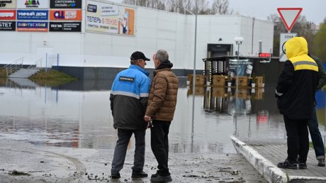 Спецтехника откачивает воду у «Лемана Про» и в Цыганском Поселке